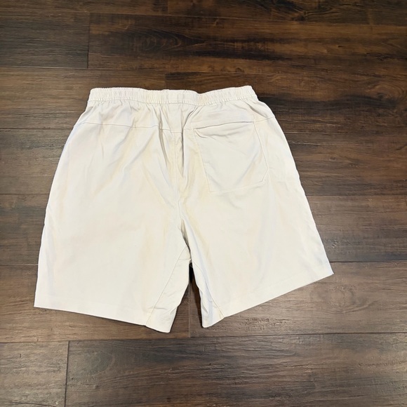 Lululemon Cream Stretch Twill Shorts L - Picture 5 of 6